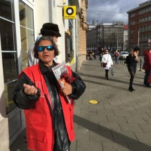 „Díky prodeji Nového Prostoru si můžu dovolit teplou večeři,“ prozradila jeho prodejkyně „Díky prodeji Nového Prostoru si můžu dovolit teplou večeři,“ prozradila jeho prodejkyně