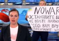 Ruskou protiválečnou aktivistku zaměstnal deník Die Welt. Nad věrohodností jejího protestu se však vznáší pochybnosti