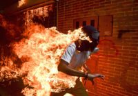 Snímek hořícího Venezuelana ovládl World Press Photo 2018